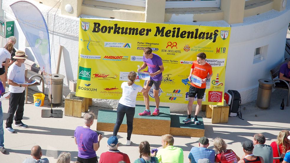 Zweimal Platz eins und Pokal für Jonas Barwinksi (Mitte) – unter anderem für den Sieg im Viertelmarathon. Foto: Ferber