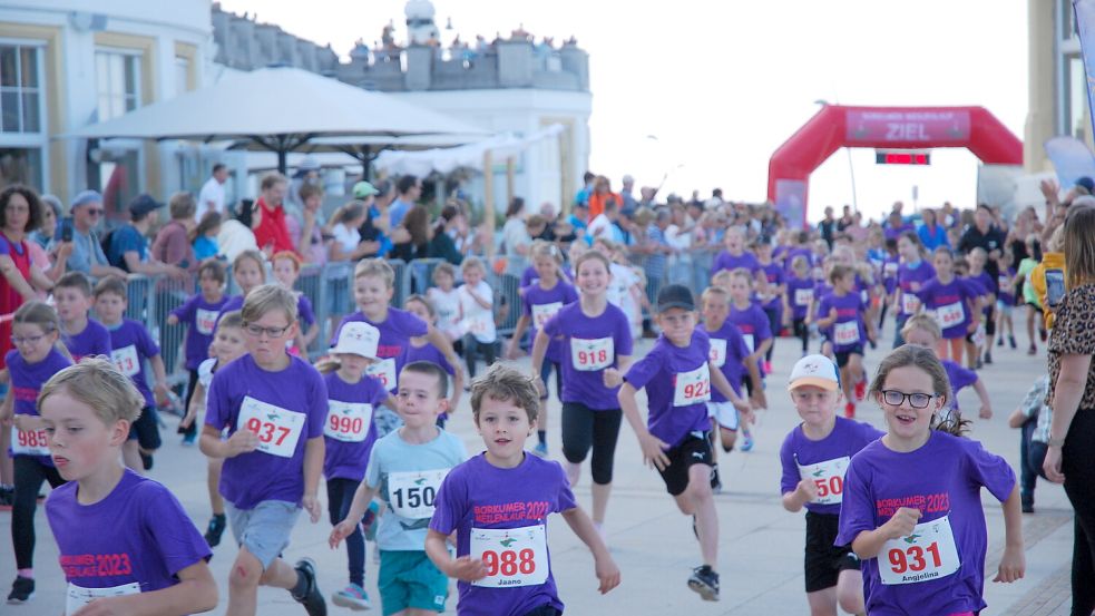 Viele kleine "Seeräuber" beim Piratenlauf. Foto: Ferber