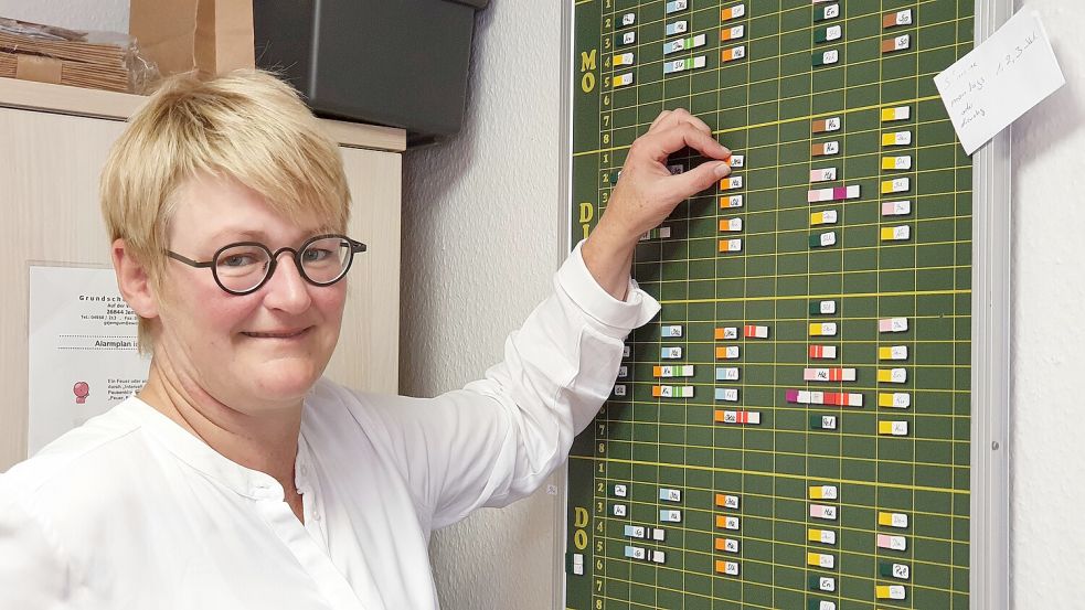 Den Stundeplan aufzustellen ist eine Herausforderung, wenn die Lehrkräfte fehlen. Das weiß Britta Worpenberg, die die Grundschule in Jemgum leitet. Foto: Gettkowski/Archiv