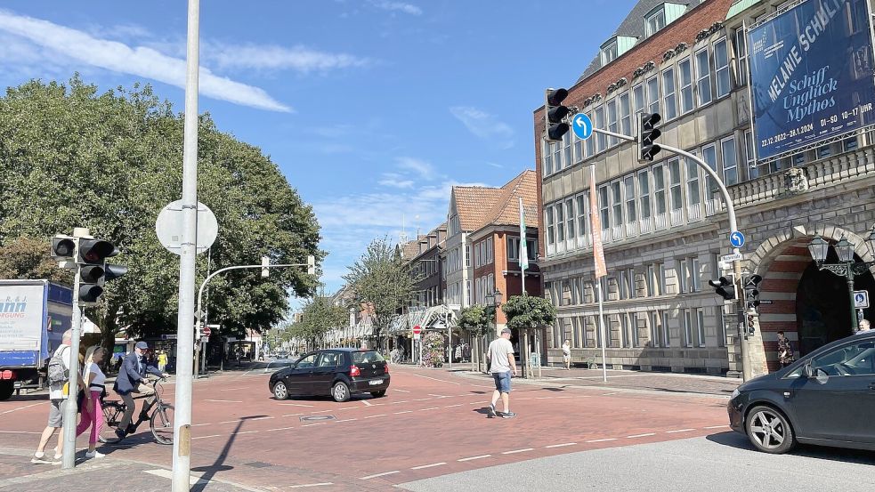 Haarig: Am Rathausplatz ist die Verkehrssituation aufgrund der ausgeschalteten Ampel für alle Beteiligten uneindeutig. Künftig könnte dort ein Zebrastreifen den Vorrang für Fußgänger regeln. Foto: Schuurman