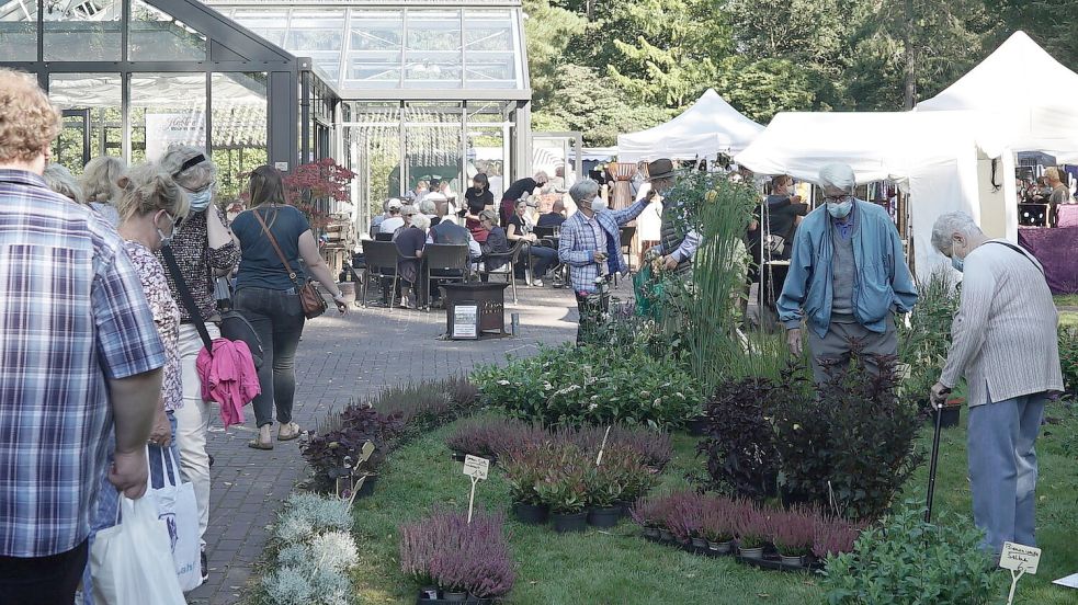 Im Rhododendron-Park Hobbie in Linswege ist am Sonntag ein Kunst- und Handwerkermarkt. Foto: Veranstalter