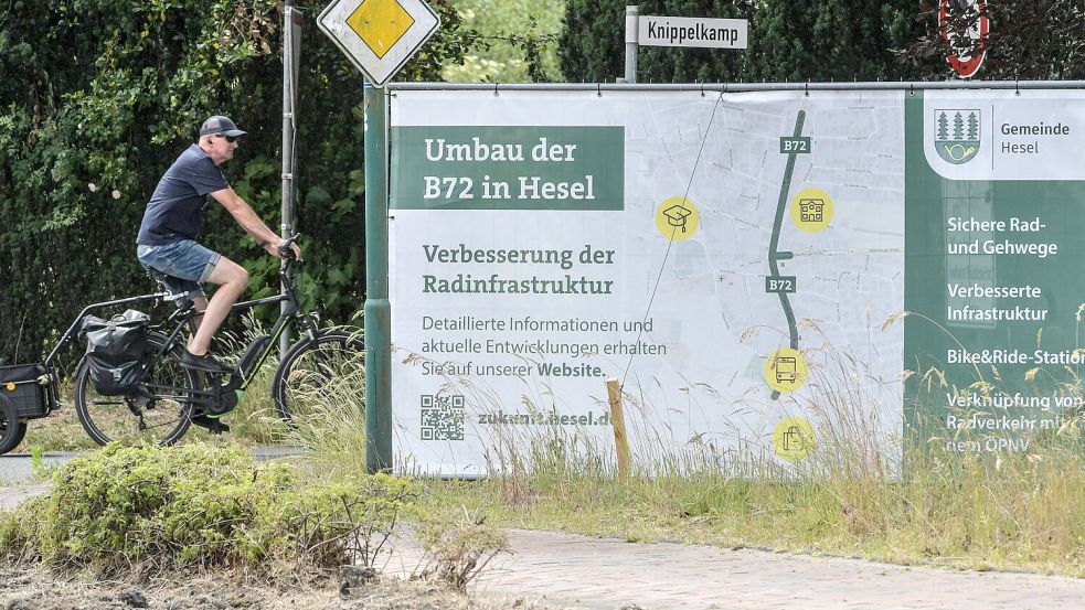Die Gemeinde Hesel informiert im Ortskern auf Tafeln über die Baumaßnahme. Foto: Ortgies
