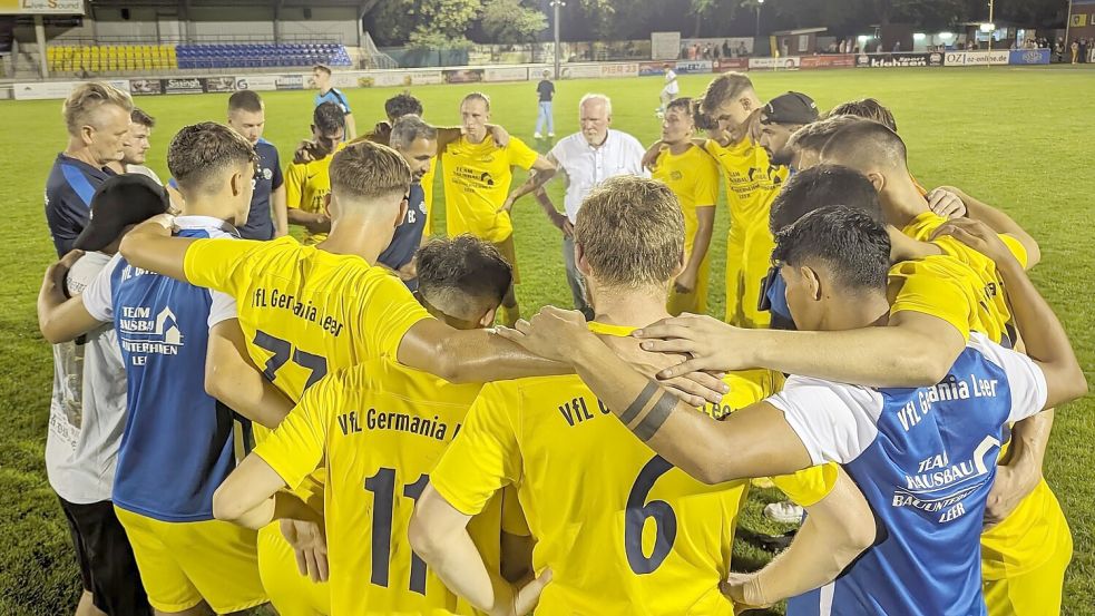 „Es war das erwartet schwere Spiel“, sagte Leers Trainer Erhan Colak in der Ansprache nach der Partie im Mannschaftskreis, ehe Kapitän Nick Kaßmann den Jubelgesang anstimmte. Fotos: Homes