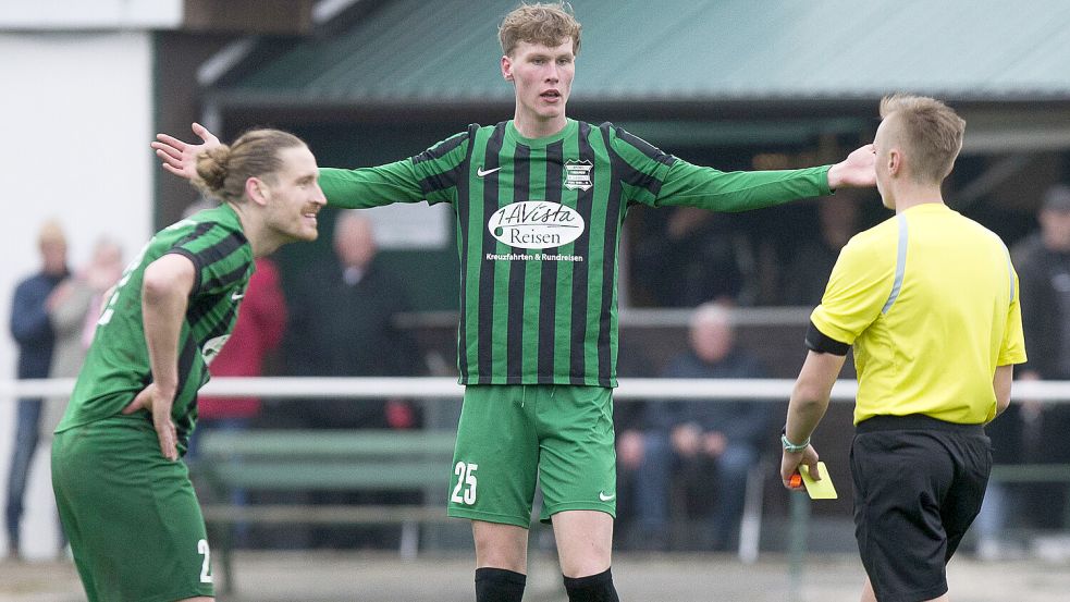 Jonas Nessen (Mitte) spielt seine zweite Saison bei den Larrelter Herren. Bislang kam er nur als Joker zum Einsatz, erzielte aber bereits drei Saisontore. Foto: Doden, Emden