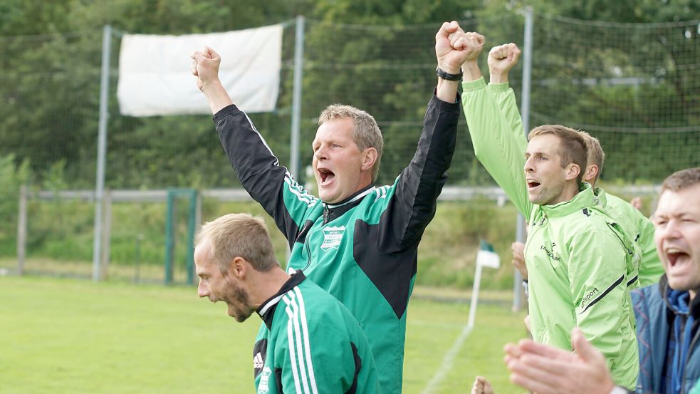 Bernd Nessen (hinten links) hatte als Trainer mit den Sportfreunden Larrelt einige Siege und vor allem Tore zu feiern. 2019 gab er das Zepter an seinen damaligen Co-Trainer Marten Sandmann (vorne) ab, der bis heute Coach in Larrelt ist. Foto: Archiv