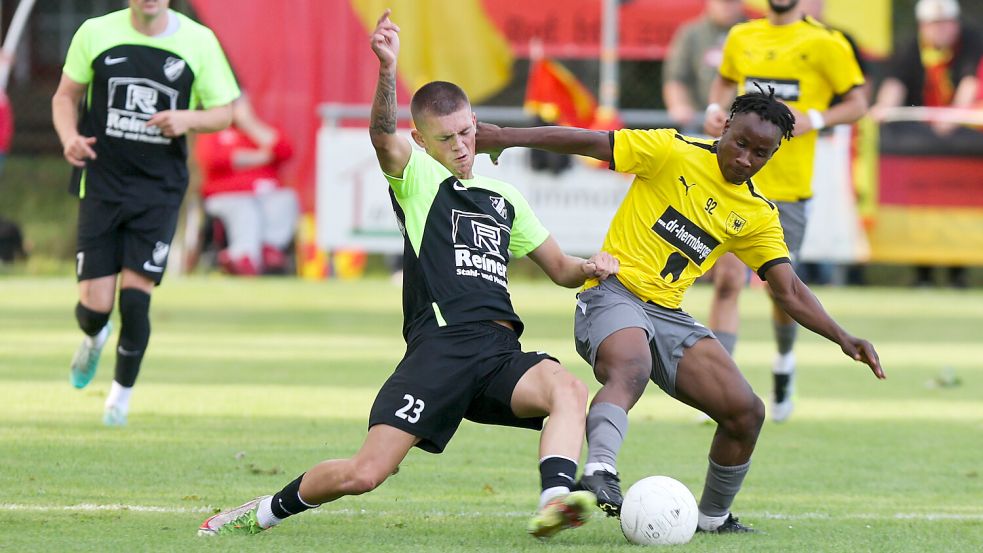Erst vor wenigen Tagen standen sich Firrel (links Lukas Koch) und Wilhelmshaven in der Landesliga gegenüber. Der Spitzenreiter aus der Jadestadt siegte 2:0. Foto: Doden/Emden