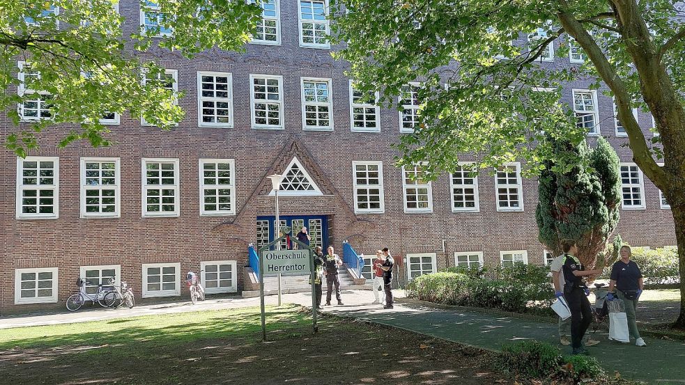 Viele Einsatzkräfte waren schnell bei der Schule. Foto: Hanssen