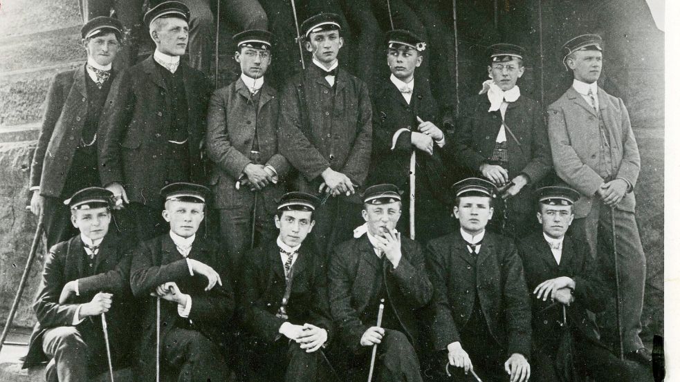 Ernst Reuter (1. Reihe, 3.von links) im Kreis seiner Mitschüler während eines Klassenausflugs nach Porta Westfalica, um 1906. Foto: Stiftung Ernst-Reuter-Archiv, Berlin