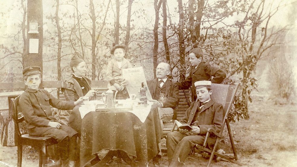 Die Familie Reuter auf einem Bild von 1900. Ernst Reuter sitzt vorne links. Foto: Stiftung Ernst-Reuter-Archiv, Berlin