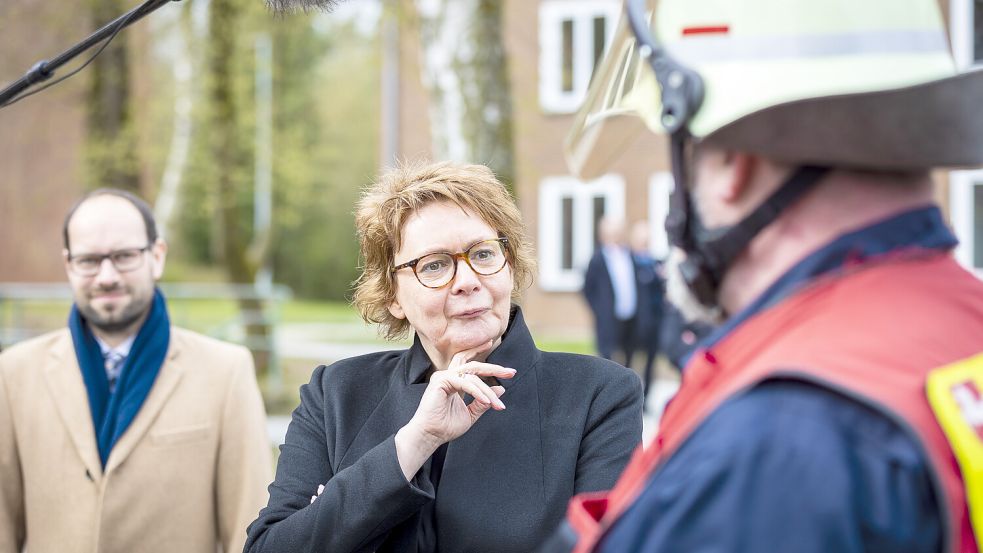 Niedersachsens Innenministerin Daniela Behrens (SPD) hat sich zu den Swatting-Attacken gegen Politiker geäußert, von denen auch Ulf Thiele (CDU) aus Ostfriesland betroffen war. Das Foto zeigt sie bei einem Besuch des Niedersächsischen Landesamtes für Brand- und Katastrophenschutz (NLBK) im Gespräch mit einem Feuerwehrmann. Archivfoto: Frankenberg/dpa