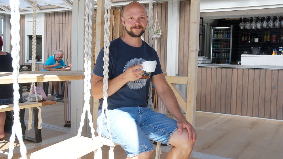 Probesitzen auf der Schaukel: Hendrik Bremer gönnt sich – fürs Pressefoto – einen Kaffee. Foto: Ferber