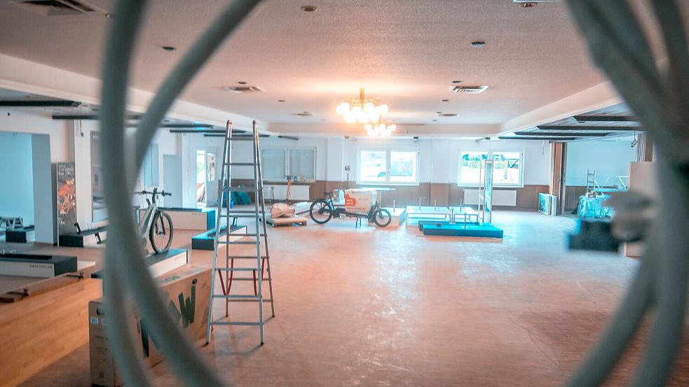 Deutlich heller wirkt der einstige Festsaal. Hier werden letzte Arbeiten erledigt, damit ab dem 12. September die Fahrräder einziehen können.
