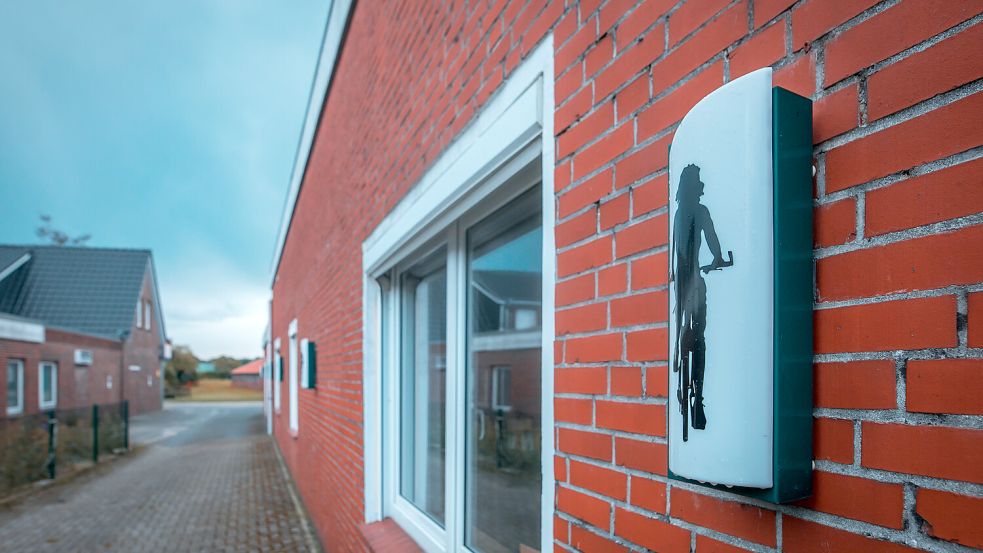 Die Lampen an der Einfahrt zum Parkplatz sind mit Radfahrer-Silhouetten beklebt worden.