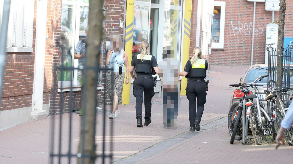 Zwei Polizeibeamtinnen und zwei -beamten waren im Einsatz, um drei Jugendliche festzunehmen. Foto: Hock