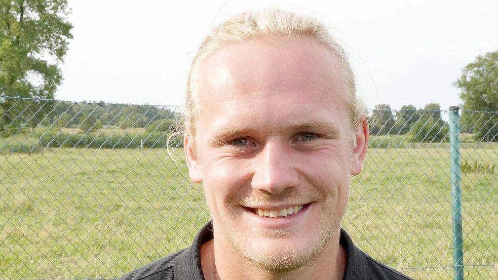 Struddens Spielertrainer Thilo Janßen freute sich über den zweiten Saisonsieg und Sprung auf Platz zehn. Foto: Steenhoff