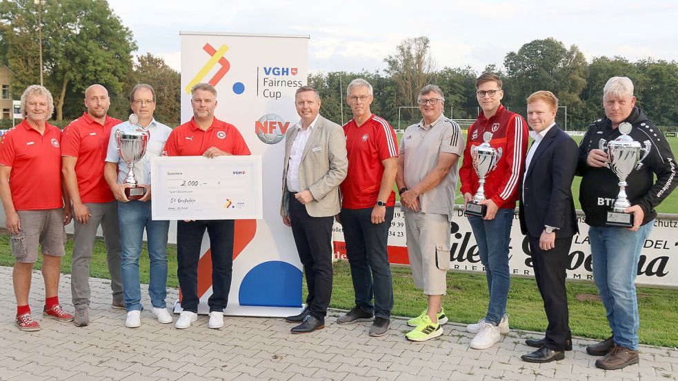 Nahmen an der Feierstunde samt Preisübergabe teil (von links): Focko Schoon, Mirko Helmers (beide Wiesmoor), Erwin Bohlen, Alexander Wiese (beide SV Großefehn), Andreas Heinl (VGH Emden), Bernd Kottmann, Winfried Neumann (beide NFV), Hendrik Gossmann, Klaas Kramer (beide TuRa 07 Westrhauderfehn), Stefan Zimmermann (TuS Eintracht Hinte). Foto: Gerken