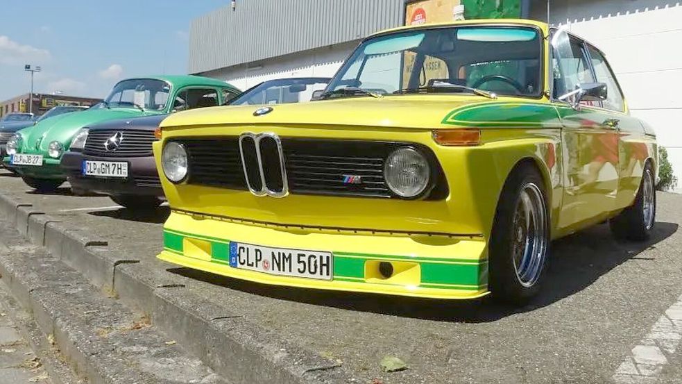 Oldtimer und Tuning - meist sind das zwei Autowelten. Es gibt allerdings auch historische Fahrzeuge wie diesen gelben 2002er BMW, die optisch und technisch aufgerüstet worden sind.