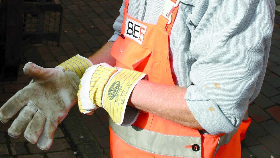 Sie haben es wieder gepackt: Aller Müll bleibt in Emden Aufgabe der kommunalen Betriebe. Symbolfoto: Redline