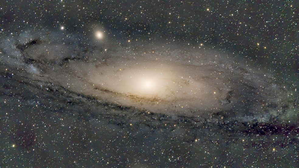 Die Andromeda-Galaxie ist unser nächster Nachbar im All. Zu besichtigen demnächst auch in Carolinensiel. Die Aufnahme wurde mit dem Refraktor des tiny observatorium gemacht. Belichtungszeit 80x30s.