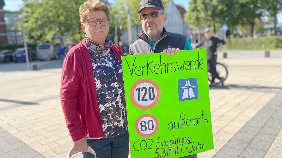 Christel Röben und Walter Musch sind aus Warsingsfehn angereist. Sie schlagen ein Tempolimit auf den Autobahnen vor, weil es schnell und kostengünstig von der Politik durchgesetzt werden kann.