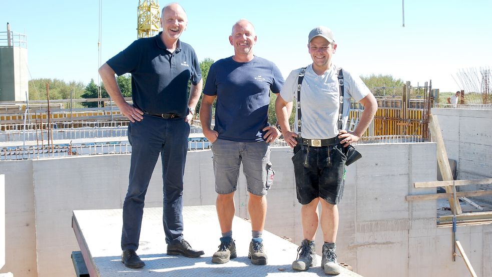 Gute Laune auf der Baustelle: Stadtwerke-Leiter Axel Held (von links), Kollege Frank Schönball und Polier Marcel Mönter. Foto: Ferber