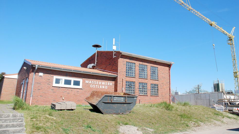 Die neue Anlage entsteht genau gegenüber des alten Wasserwerks Ostland. Foto: Ferber