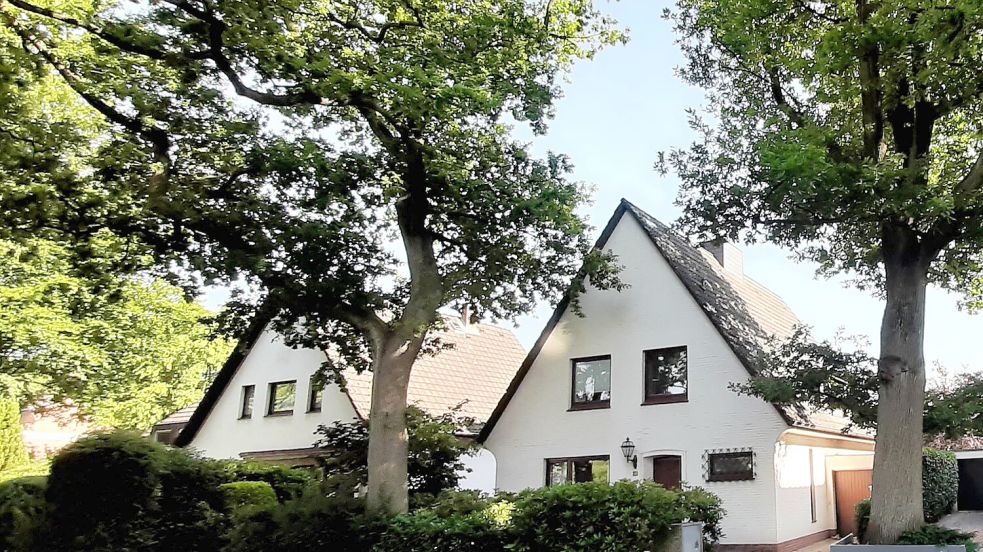 Unsanierte Häuser verlieren gerade stark an Wert. Wegen gestiegener Zinsen können sich viele Familie kein Haus mehr leisten. Bundesbauministerin Klara Geywitz will ihnen mit einem neuen Förderprogramm helfen. Foto: imago images/Lobeca