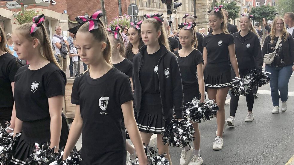 Die Cheerleading-Gruppe des Emder Turnvereins brachte Farbtupfer in den großen Festumzug. Foto: H. Müller