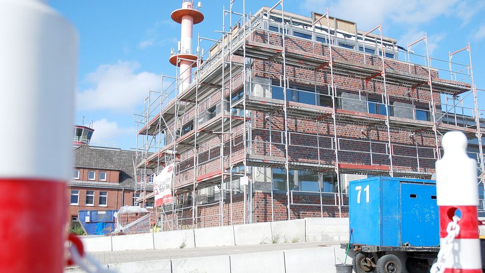 Im Verwaltungsgebäude des neuen Logistikzentrums am Borkumer Hafen startet der Innenausbau. Foto: Ferber