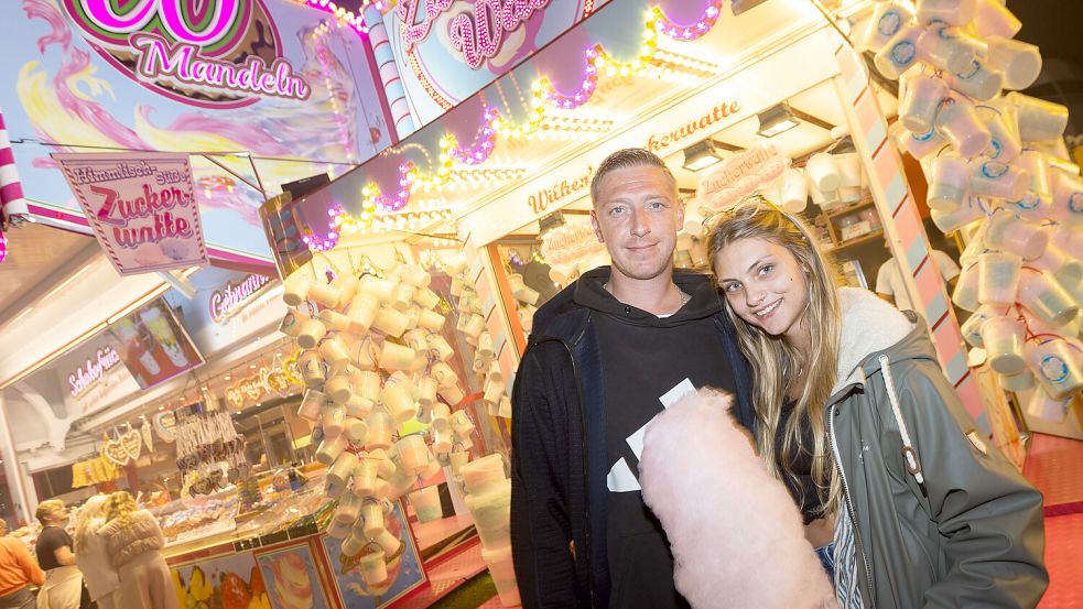 Lisa Rüter liebt Zuckerwatte und kann gar nicht genug davon bekommen. Ihr Freund Benjamin Wagner kennt ihr Laster. Foto: J. Doden