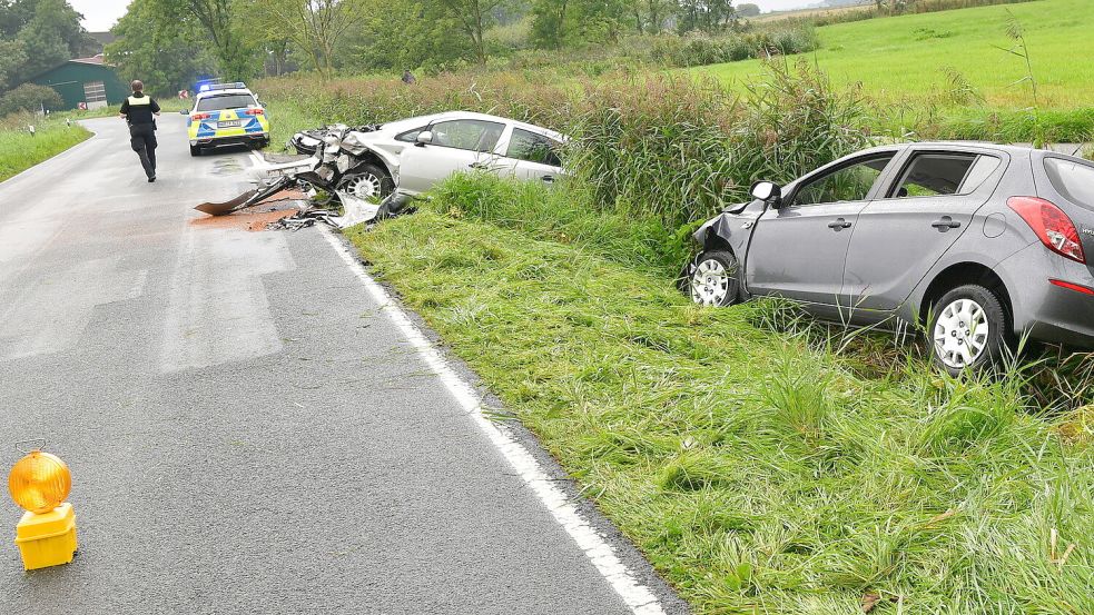 Beide Wagen kamen nach dem Unfall neben der Straße zum Stehen. Foto: Wagenaar