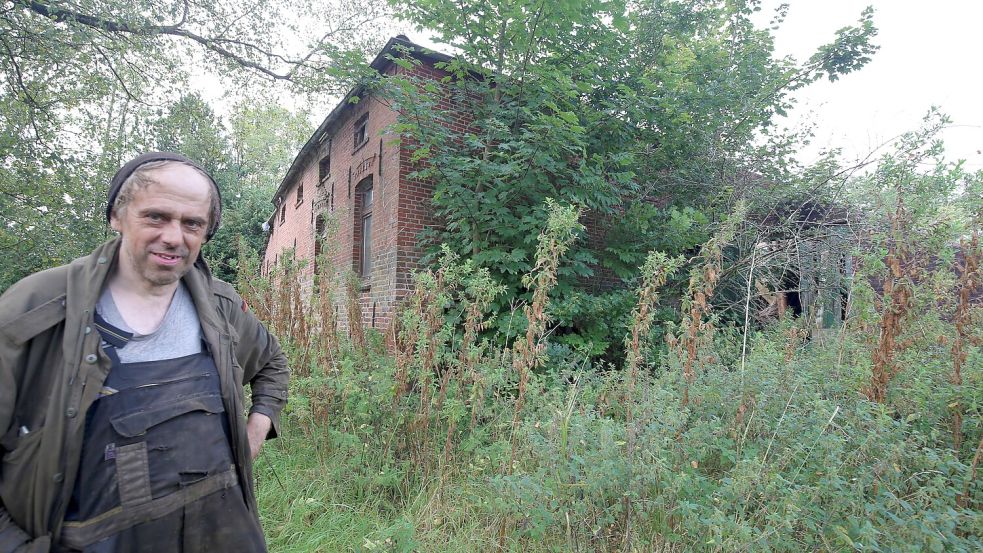 Johann Ockinga vor der Hofruine an der Forlitzer Straße in Theene (Südbrookmerland) – sie steht nur eine Wegbreite neben seinem Kuhstall. Foto: Böning