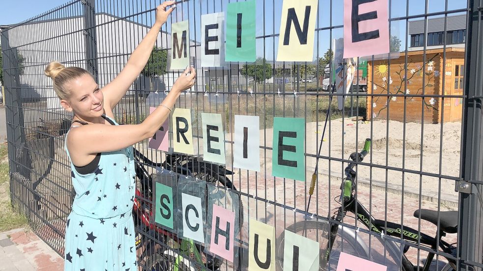 Dr. Katharina Lühring am Eingang der Freien Schule auf dem ehemaligen Kasernengeläne in Emden. Sie initiierte die Gründung dieser Bildungsstätte. Foto: H. Müller