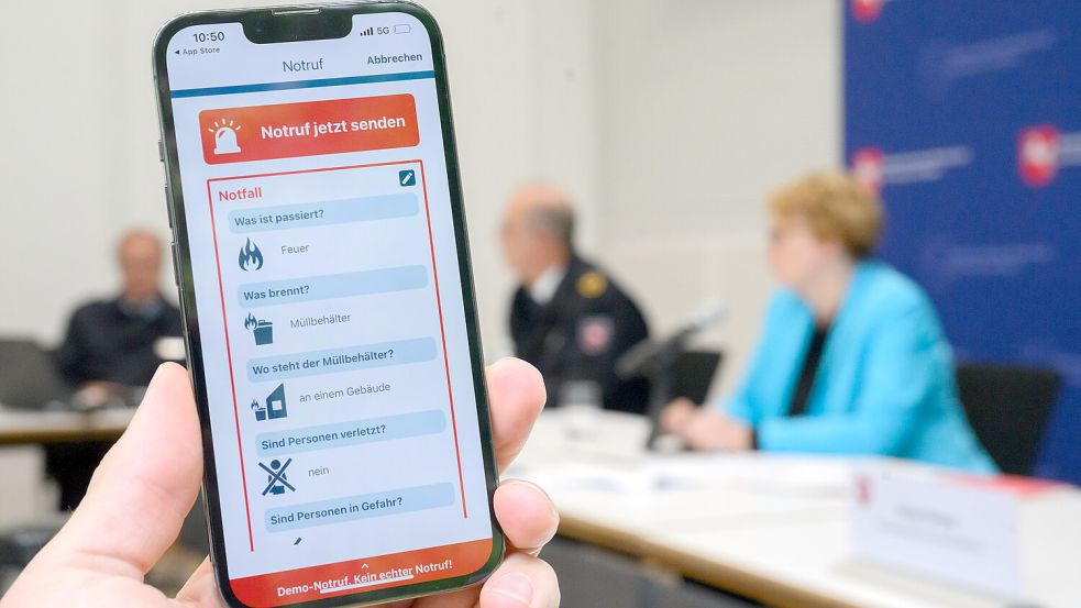Die Notruf-App Nora ist auf einem Smartphone-Display bei der Vorstellung der Jahresbilanz Brandschutz, Katastrophenschutz und Rettungsdienst in Niedersachsen für das Jahr 2022 im Innenministerium Niedersachsen zu sehen. Foto: Stratenschulte/DPA