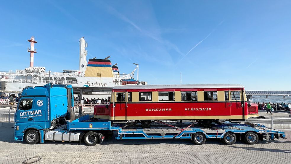Der Triebwagen ist fertig für die Überfahrt nach Eemshaven. Foto: Borkumer Kleinbahn/Andreas Behr