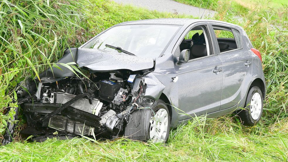 Eines der Autos, das in Upgant-Schott in den Frontalzusammenstoß verwickelt war. Foto: Archiv/Wagenaar