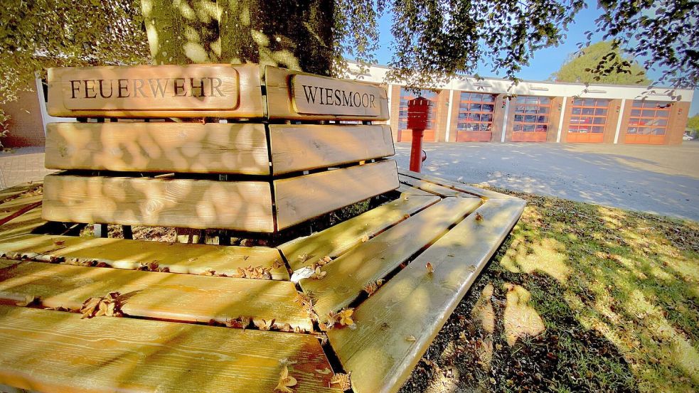 Grundsätzlich ist die Freiwillige Feuerwehr in Wiesmoor laut einem Gutachten gut aufgestellt, die Gebäude in der Stadtmitte sind dennoch in die Jahre gekommen. Fotos: Cordsen
