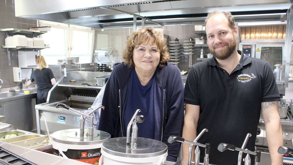 Gudrun Albrecht und Timo Rüther in der Wattkieker-Küche. Foto: Oltmanns