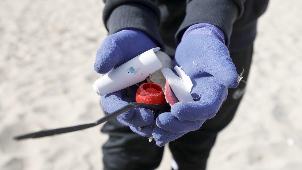 Bis zu 50 Millionen Quadratmeter Sand sollen insgesamt während der Aktion der Brauerei von Müll befreit werden. Symbolfoto: Clara Margais/DPA