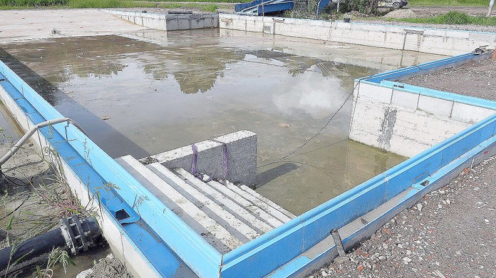 Wasser steht zwar in einem der Schwimmbecken im Freibad Borssum, doch es handelt sich nur um Regen. Wann das Bad öffnet, ist weiterhin unklar. Foto: F. Doden