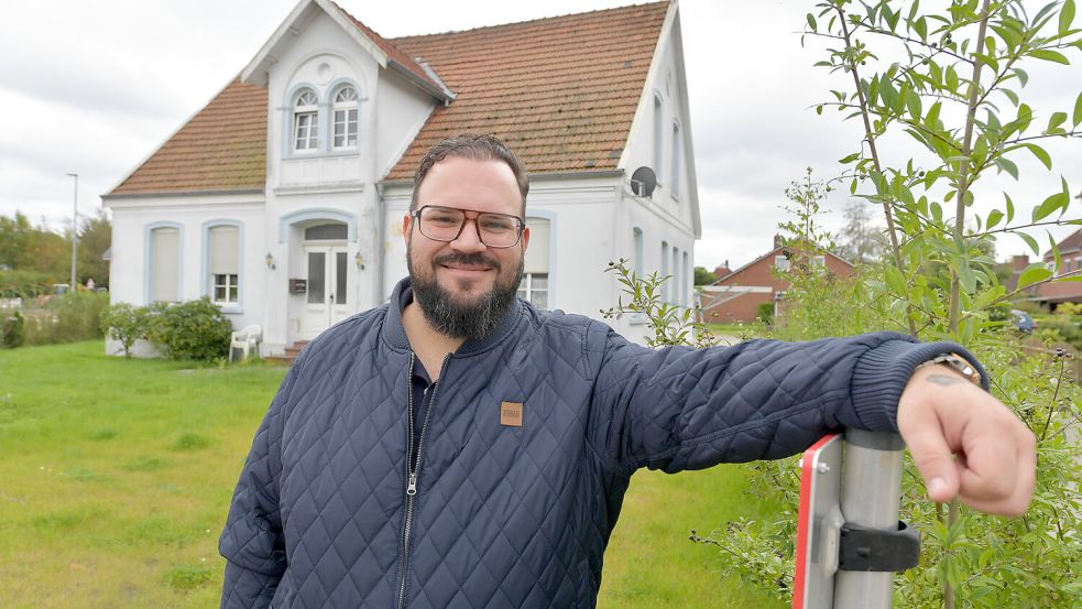 Am Mittwoch öffnete Charalampos Kapnotzis für die Redaktion die Luke zum Dachboden des ehemaligen Braumeister-Hauses an der Fockenbollwerkstraße. Sie blieb seit Jahrzehnten geschlossen. Foto: Böning