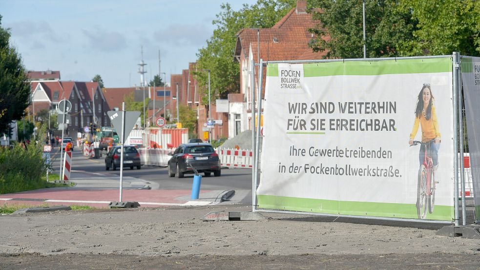 Mit Bannern weisen die Gewerbetreibenden darauf hin, dass ihre Geschäfte erreichbar bleiben. Foto: Ortgies