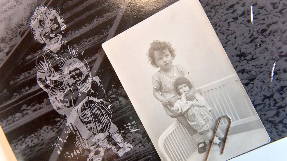 Albrecht Weinberg brachte zum Festakt im Historischen Rathaus ein Bild mit, auf dem Rosel, die Tochter seiner Cousine, zu sehen ist. Foto: Ortgies