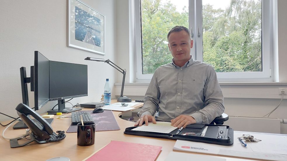 Oliver Janssen ist seit dem 1. September Leiter des neuen Fachbereichs Personal, Gremien- und Öffentlichkeitsarbeit der Gemeinde Krummhörn. Er lebt in Hamswehrum. Foto: Hanssen