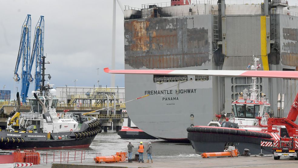 Die Schlepper gingen am Donnerstag in Position, um die „Fremantle Highway“ aus dem Hafen zu bringen.