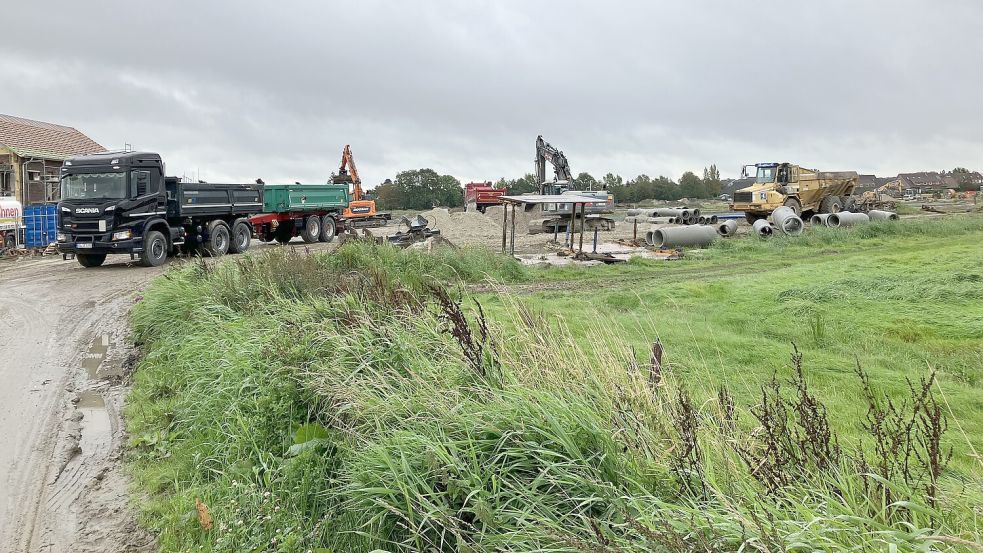 Hier wird geklotzt: Schwere Baufahrzeuge im Einsatz für die Baustraße in Conrebbersweg-West. Foto: Schuurman