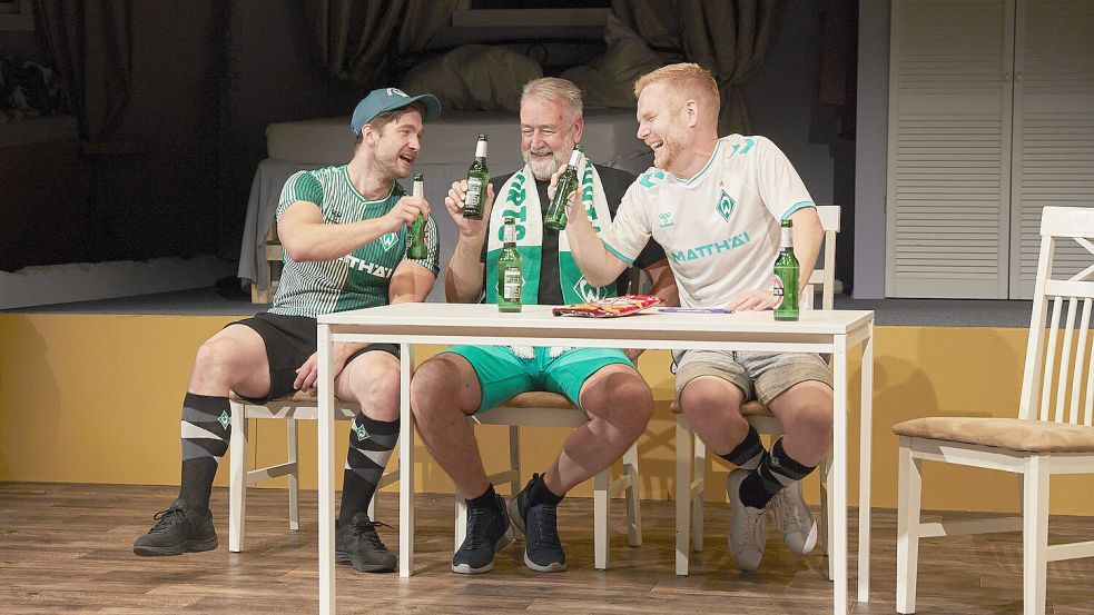 Drei Mann am Tisch - und später im Doppelbett: Im Leben von David (David Gundlach, v.li.), Bruno (Joachim Börker) und Svens (Marco Linke) Leben fährt kurz Achterbahn. Foto: Boulevardtheater Bremen/Berkhausen