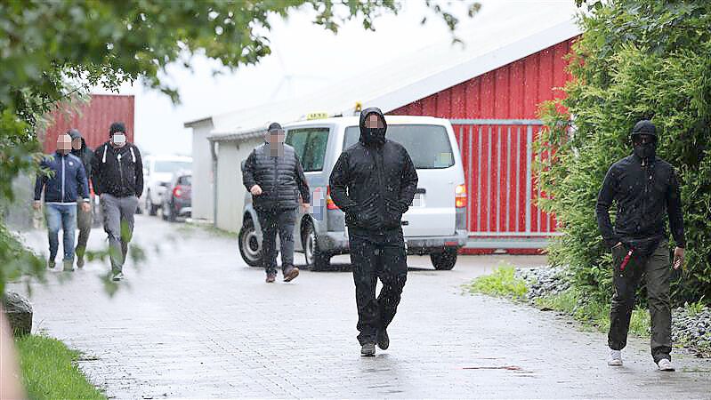 Von den Mitgliedern der „Crew“ des Neonazi-Konzertes in der Krummhörn Anfang August haben mehrere Personen Verbindungen zu Chaptern der seit dieser Woche verbotenen Hammerskins. Von den sechs abgebildeten Personen sind vier mittlerweile eindeutig identifiziert. Foto: Hock