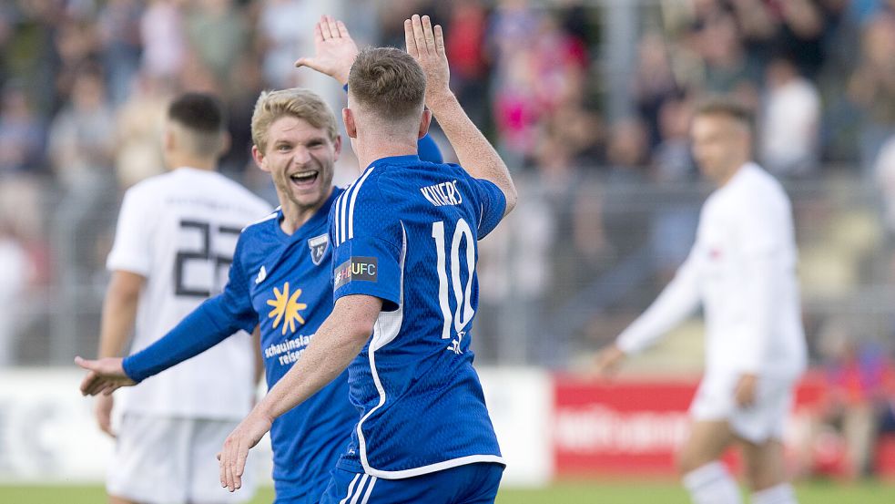 Nach der Wolfsburg-Pleite will Kickers (links Janek Siderkiewicz, rechts Tobias Steffen) nun wieder jubeln.
