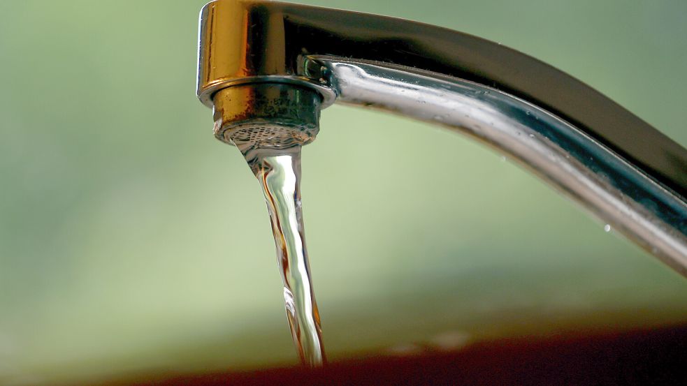Leitungswasser fließt aus einem Wasserhahn. In Hinte müssen die Abwasserleitungen saniert werden. Symbolfoto: Hildenbrand/dpa